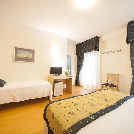 Отель Mon Cheri 3*