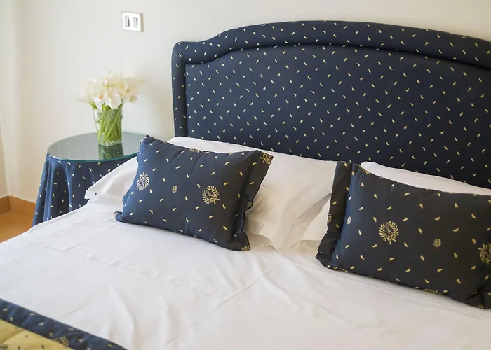 מלון Mon Cheri 3*